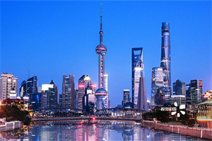 Strolling along the Shanghai Binjiang, feeling the future light of this city